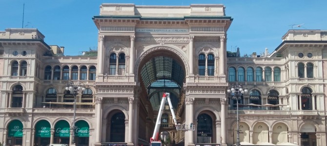 Galleria Vittorio Emanuele II, ripulita l’arcata del monumento imbrattata lunedì scorso