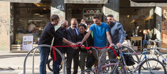 Biciclette, realizzata la prima rastrelliera pubblica posata da un privato