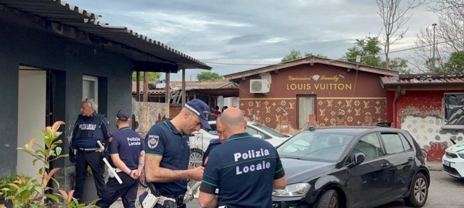 Operazione della Polizia locale al campo rom di via Bonfadini