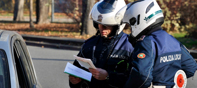 A Milano è possibile ricevere una multa con avviso sul cellulare e pagarla senza spese postali